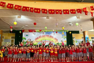 🌸 TỔNG KẾT NĂM HỌC 2025 – 2026 VÀ VUI TẾT THIẾU NHI 1/6 🌸 Năm học 2025 – 2026 đã khép lại với nhiều niềm vui, những trải nghiệm bổ ích và sự trưởng thành của các bé trường mầm non. Hôm nay, trong không khí vui tươi, phấn khởi chào mừng ngày Quốc tế Thiếu nhi 1/6, nhà trường tổ chức chương trình tổng kết năm học 2025 – 2026 nhằm ghi nhận sự cố gắng của cô và trò trong suốt một năm học vừa qua. Buổi lễ diễn ra sôi nổi với các tiết mục văn nghệ đặc sắc, những trò chơi vui nhộn cùng nhiều phần quà ý nghĩa dành tặng các bé nhân ngày Quốc tế Thiếu nhi 1/6. Nhà trường xin chân thành cảm ơn sự quan tâm, phối hợp và đồng hành của quý phụ huynh trong suốt năm học. Kính chúc các con luôn mạnh khỏe, chăm ngoan, có một mùa hè an toàn, vui tươi và bổ ích.