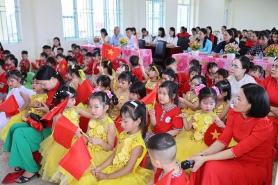 Cách dạy con ngoan từ việc nói chuyện với bé